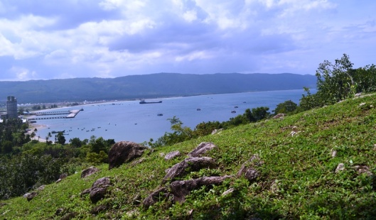 Pelabuhan Krueng Raya dari Buket Soeharto